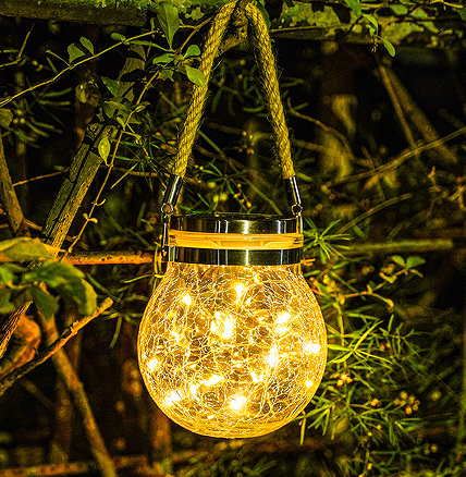 Используйте лампы на солнечных батареях, чтобы создать на балконе теплую и уютную атмосферу.