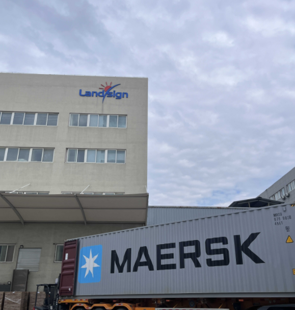 Рано утром начинается погрузка и отгрузка контейнеров на Landsign