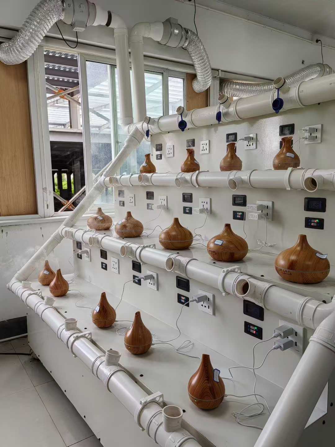 Выполняется испытание на старение деревянного аромадиффузора.