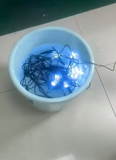 Палубные лампы проходят испытания на водонепроницаемость при погружении в воду